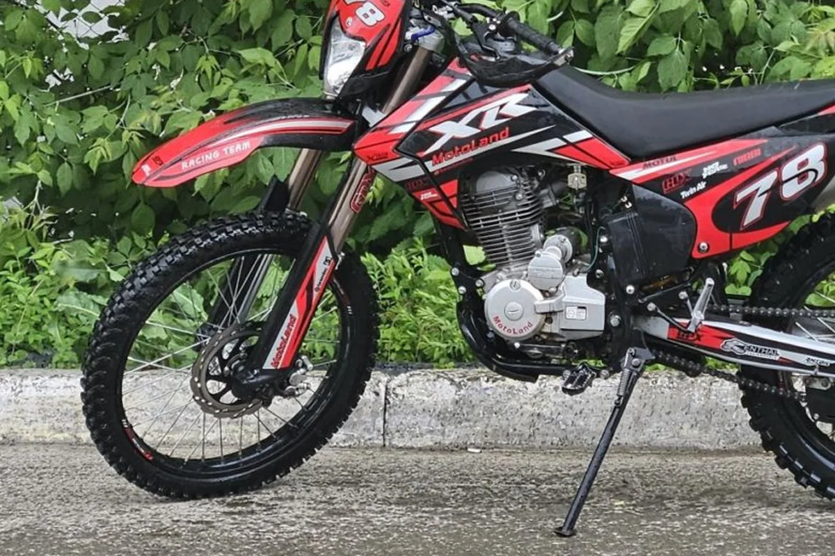 MotoLand XR250 Lite: сторона двигателя с приводом сцепления